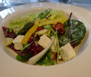 Салат из красной фасоли с творожным сыром, красным луком и сезонным салатом