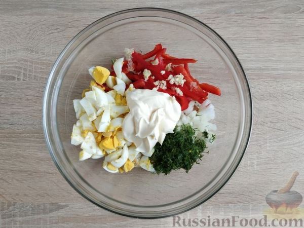 Салат из запечённой цветной капусты, с яйцами и сладким перцем