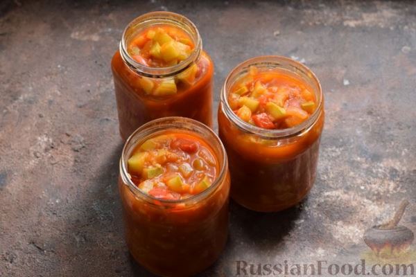 Закуска из кабачков, сладкого перца и лука в томатном соусе (на зиму)