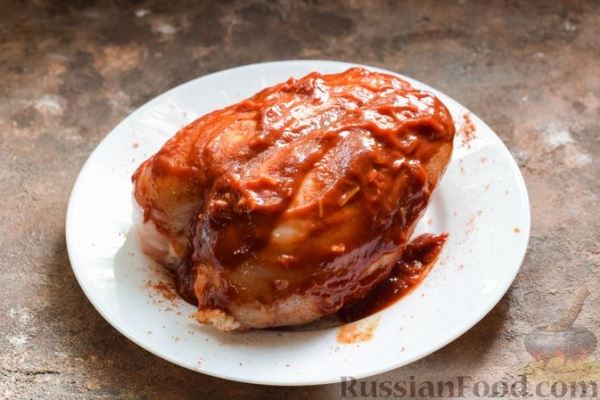 Куриная грудка, запечённая в томатно-соевом маринаде с аджикой
